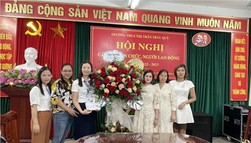 Hội phụ huynh học sinh tặng hoa chúc mừng cán bộ, giáo viên, nhân viên nữ của nhà trường nhân dịp kỷ niệm ngày Phụ nữ Việt Nam 20/10/2022